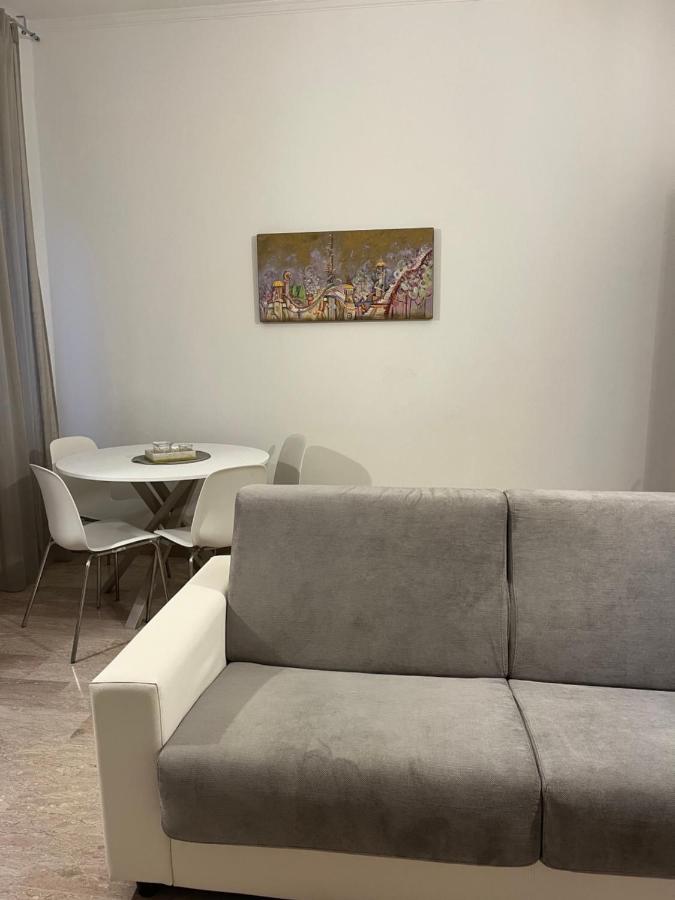 Ampio Bilocale A Milano Apartment Bagian luar foto